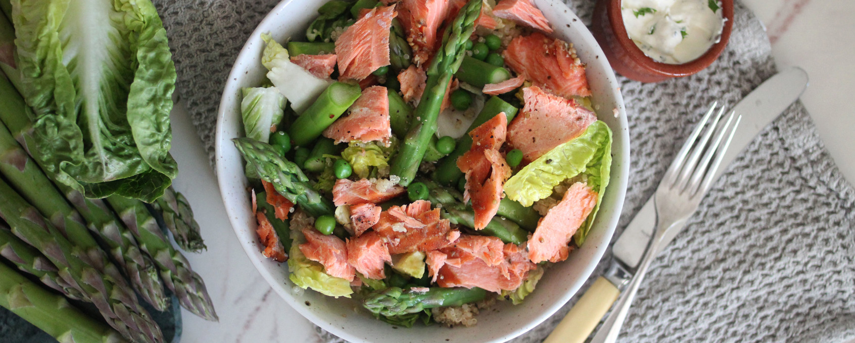 Ovnsbakt ørret med blandet salat og pepperrotkrem