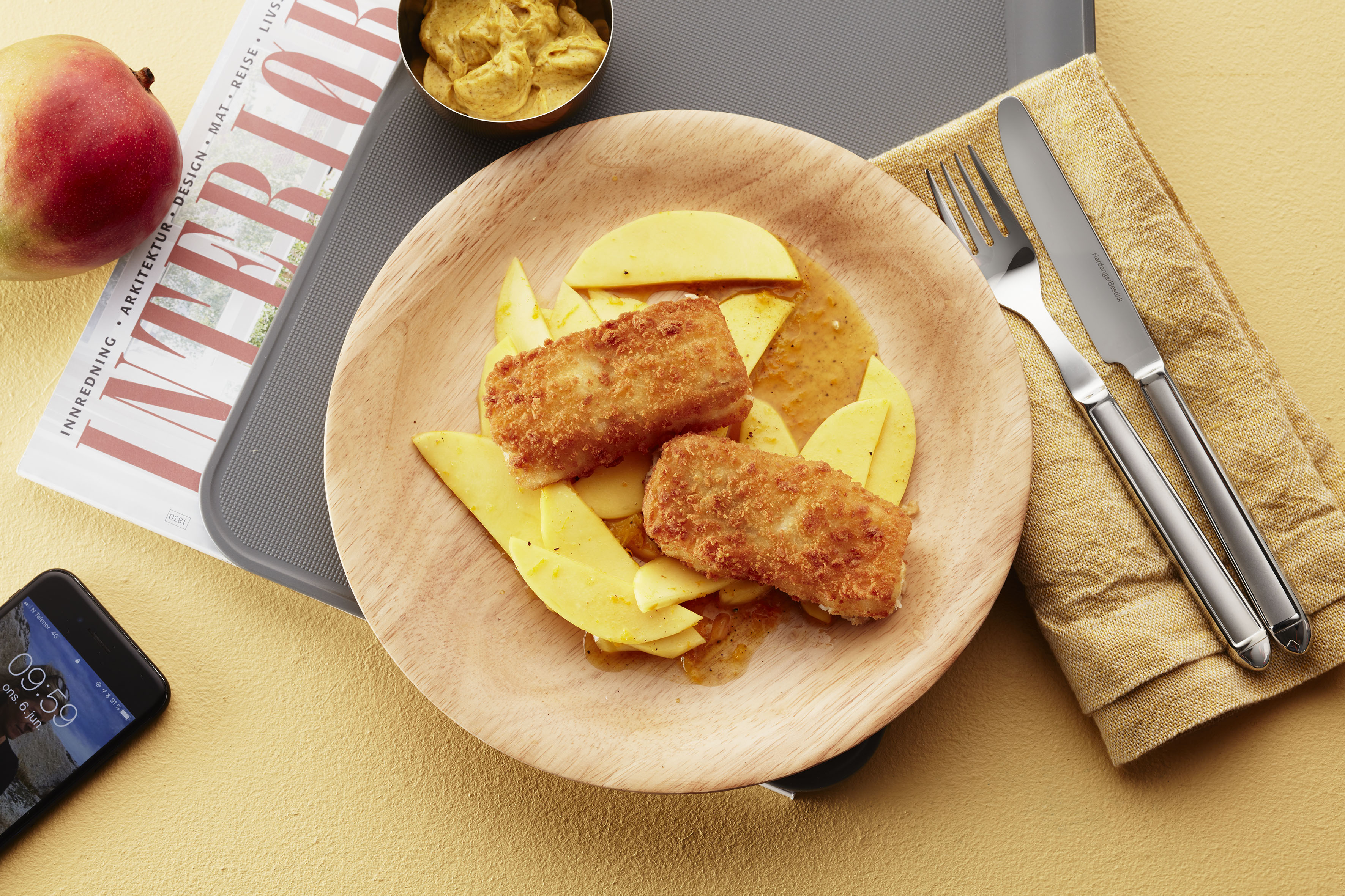 Pankopanerte torskepinner med karrimajones og mangosalat