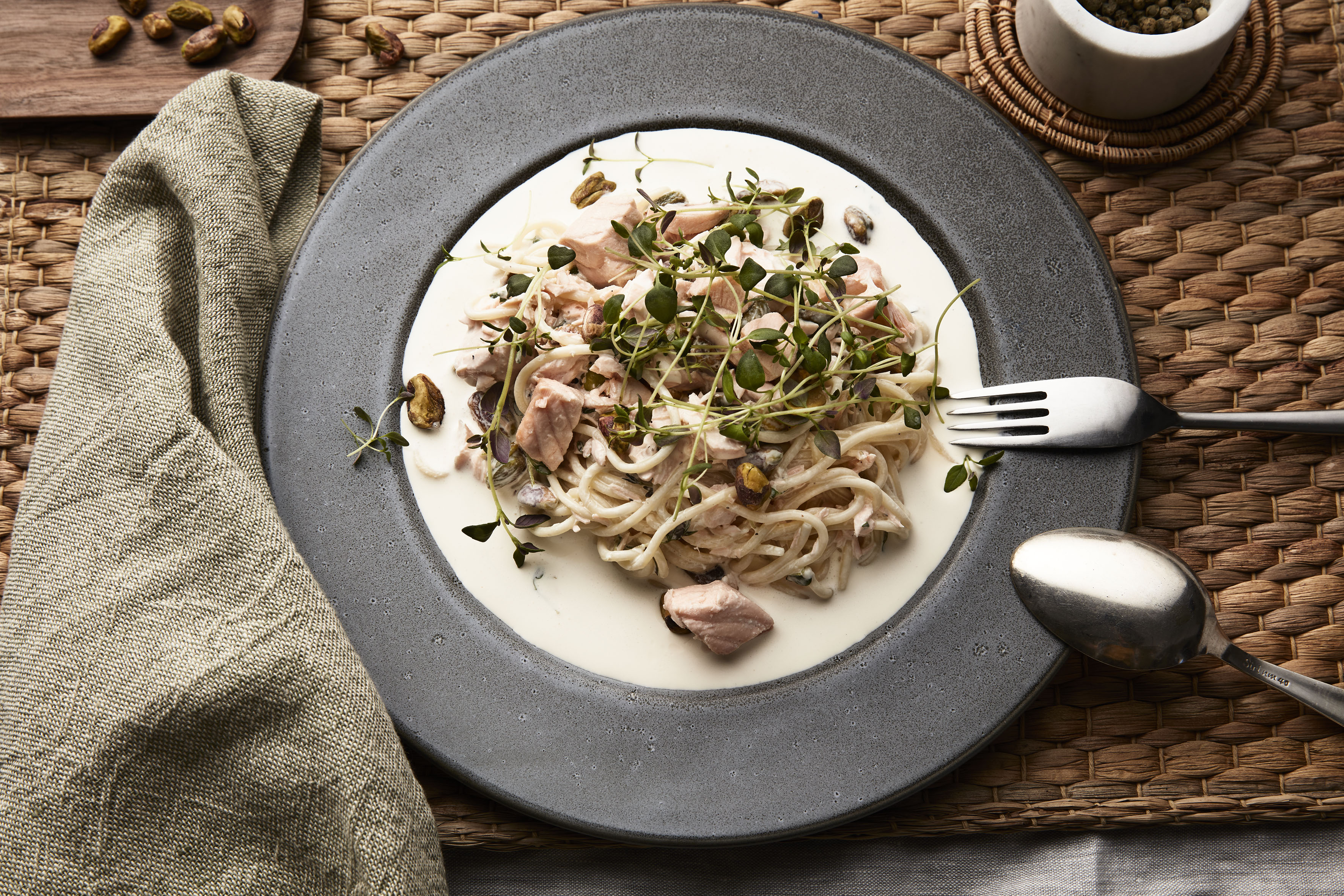 Pasta med laks, crème fraîche og timian