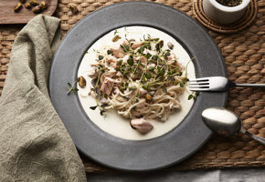 Pasta med laks, crème fraîche og timian