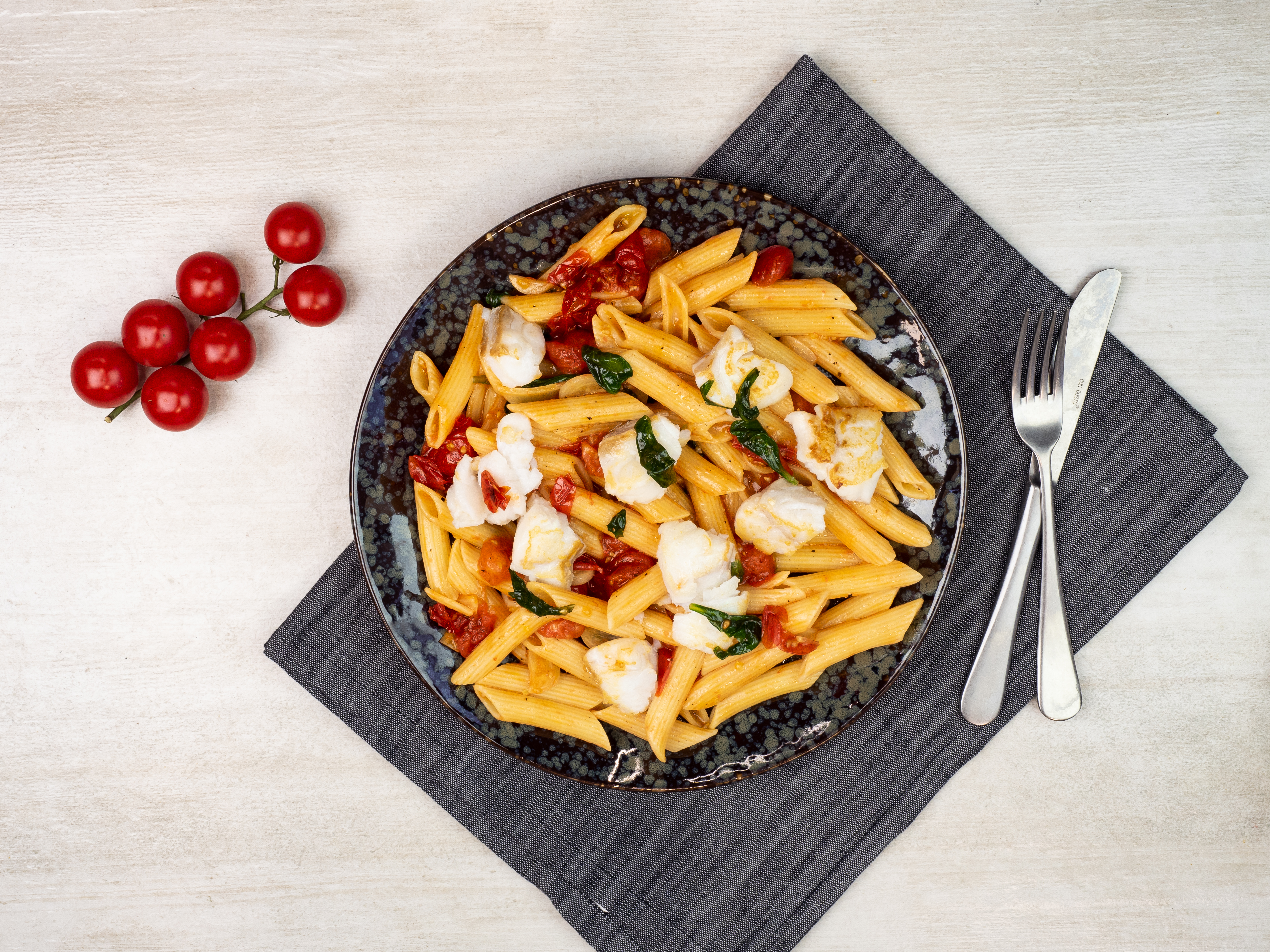 Pasta med torsk og tomatsaus