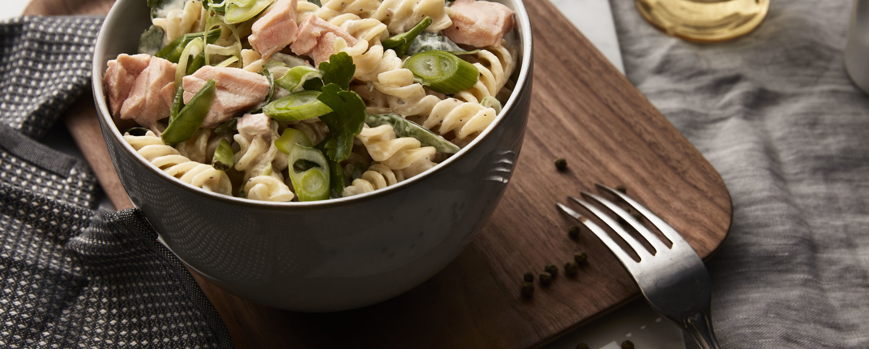Pastasallad med lax och dressing av citron och crème fraiche