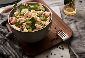 Pastasallad med lax och dressing av citron och crème fraiche