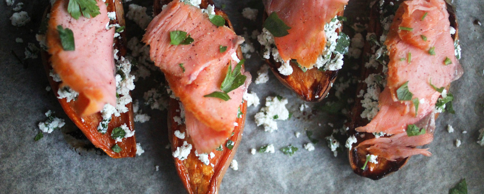 Rökt lax med bakad sötpotatis och fetakräm