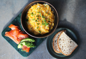 Rökt lax och äggröra