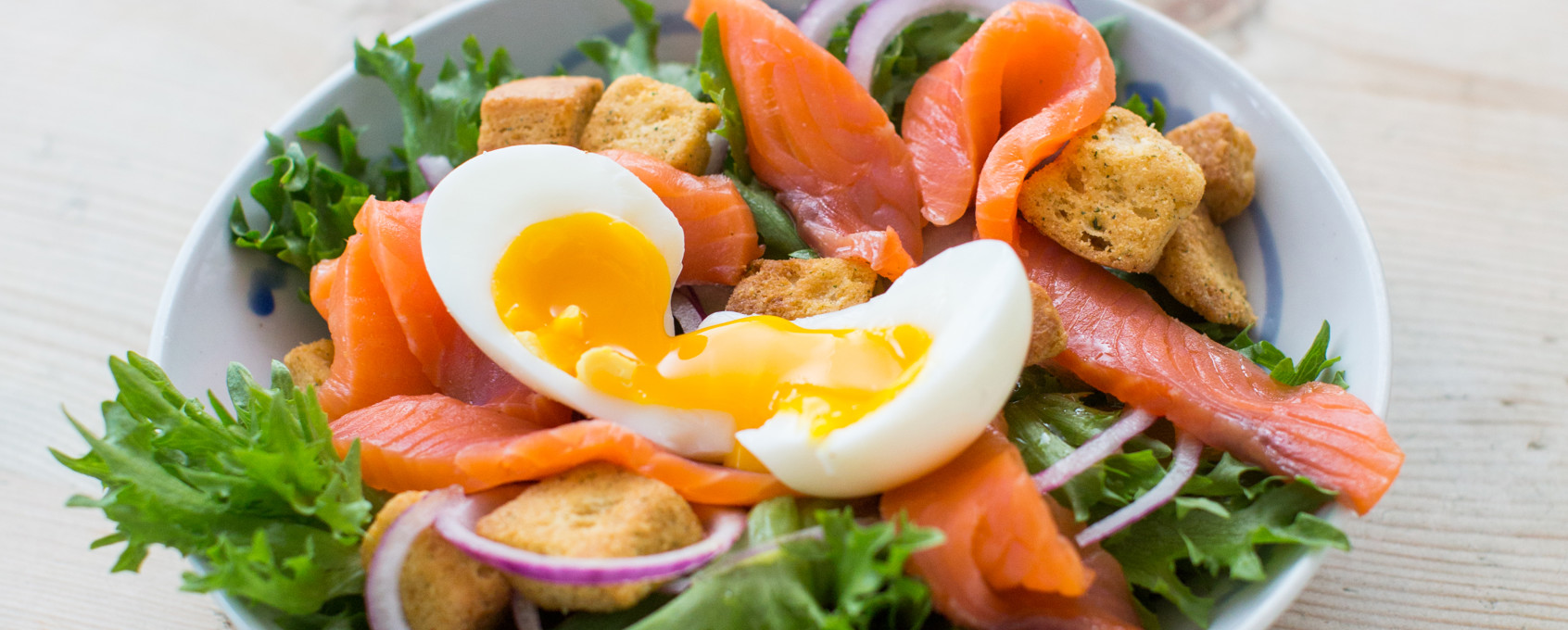 Spröd sallad med rökt lax och ägg