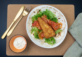 Pankopanerad sej i tortilla med hemlagad, chunky tomatsås