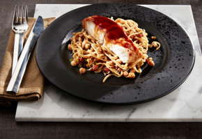 Steinbit med nudler og hoisinsaus