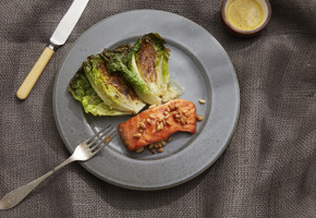 Stekt ørret med dressing med sitron og pepperrot og stekt hjertesalat