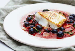 Torskloin och tomatsalsa med vitlök och oliver