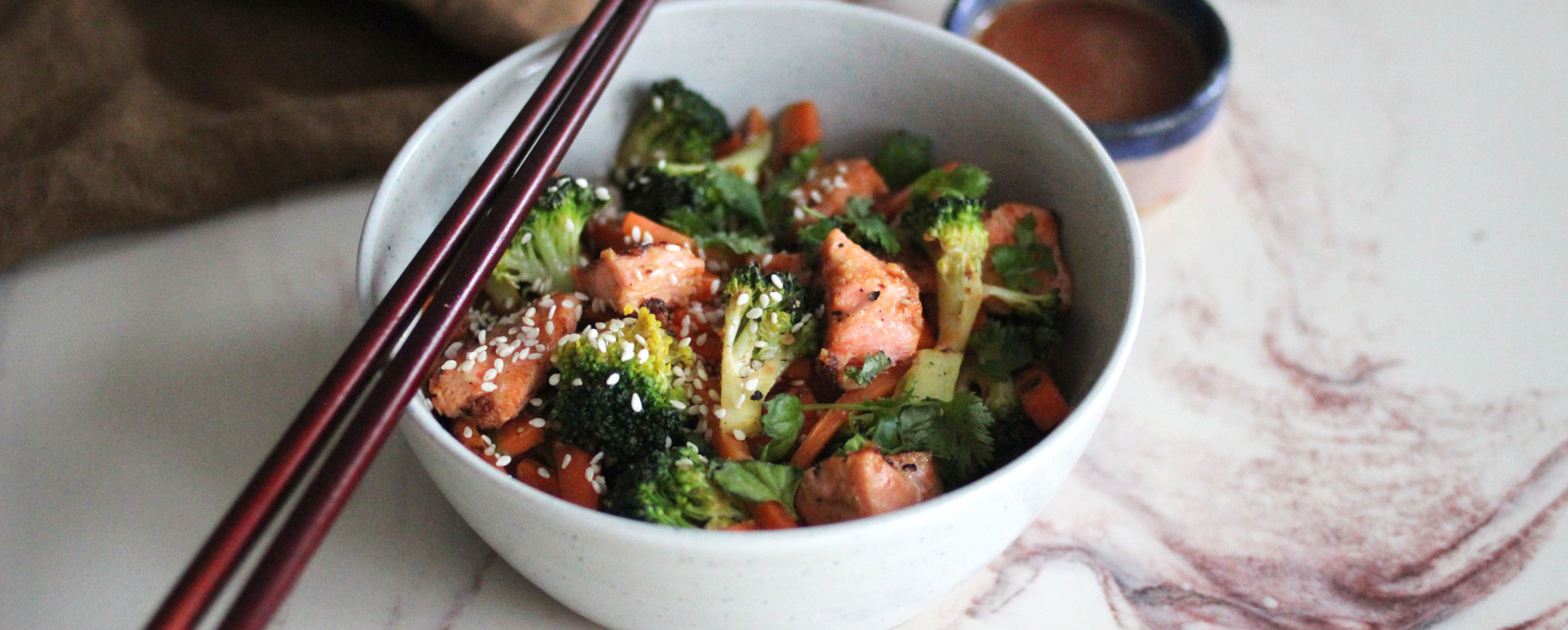 Wok med laks og peanøttsaus