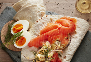 Wraps med røkelaks, eggesalat og dill